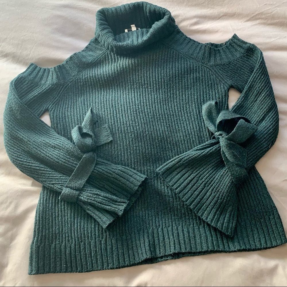 Unique Emerald JOA cold shoulder sweater